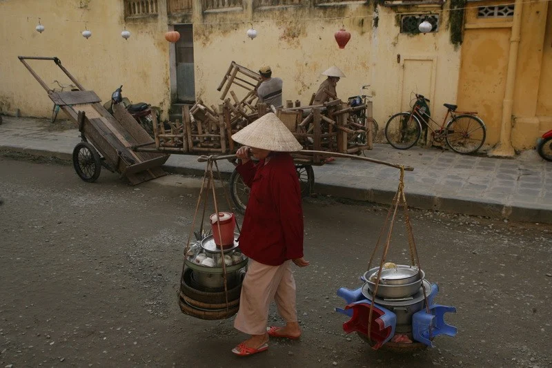 Vietnam, old town Hoi-an./ Разносчица еды, город-музей Хой-ян, центральный Вьетнам