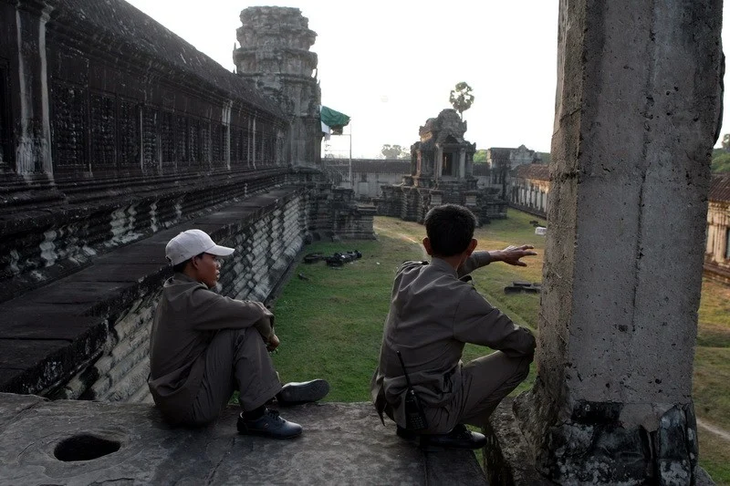Cambodia./ Камбоджа,храмовый комплекс Ангкор-Ват, охранники храма любуются закатом