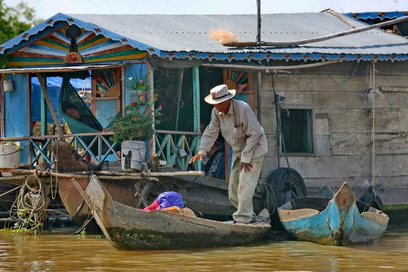Cambodia./ Камбоджа, Меконг, старый рыбак рано утром покидает свой дом