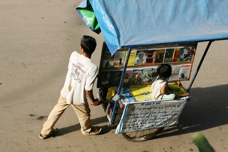 Cambodia./ Продавец книг на городской улице Сиемриепа в Камбодже