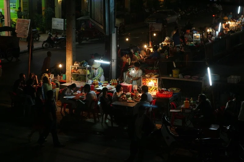 Cambodia./ Вечер на городской улице в Сиемриепе, лавки еды, Камбоджа