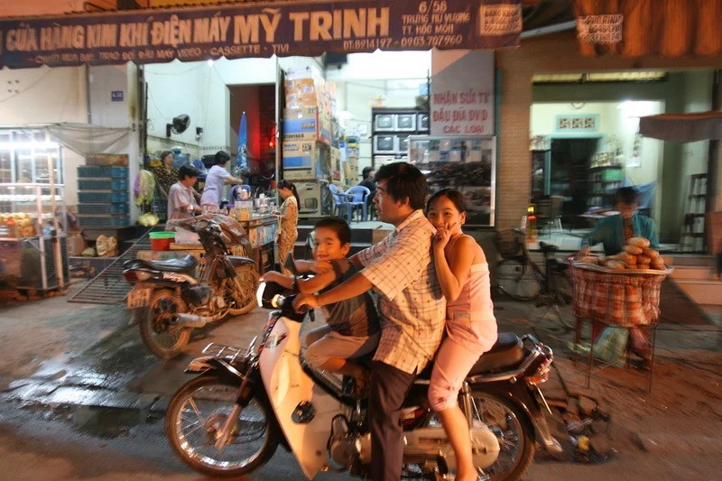 Vietnam./ Вечер на сельской улице, центральный Вьетнам