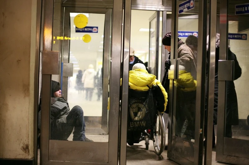 Homeless people in Moscow / Бездомный в тамбуре метро зимой. Серия "Бездомные"