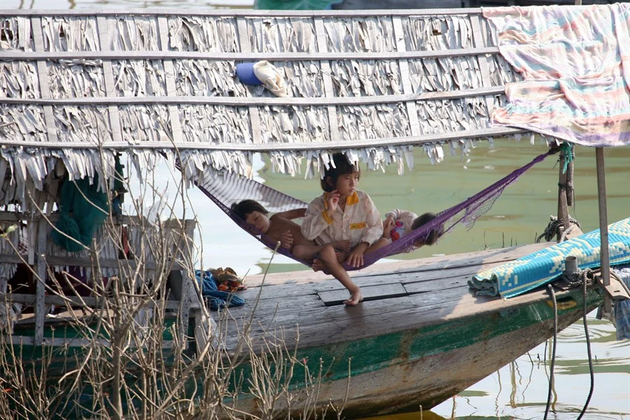 Cambodia./ Камбоджа, река Меконг: дети рыбацкой деревни